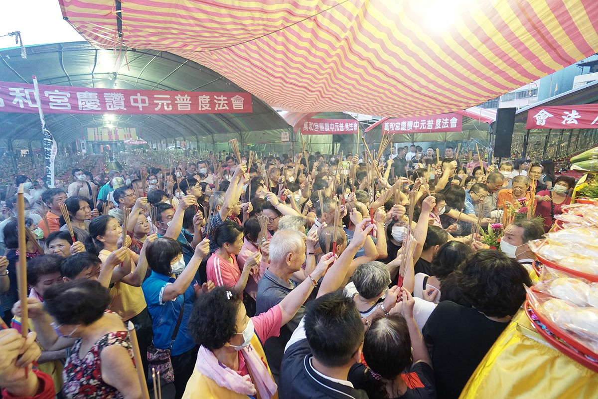 去年台中市萬和宮慶讚中元普度法會盛況，今年恐難重現。 萬和宮/提供