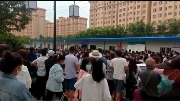 甘肅省慶陽市寧縣中醫院的青少年新冠疫苗接種點，昨(10)日出現上百人異常擁擠情況，有村民稱，早上5點前往醫院排隊接種，「門都被擠塌了」。 圖：翻攝自澎湃新聞