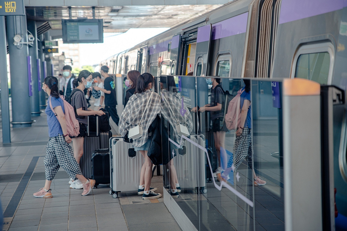 由於疫情趨緩、運量回升，機捷8/16起恢復行駛離峰時段直達車。 圖：桃園捷運公司／提供
