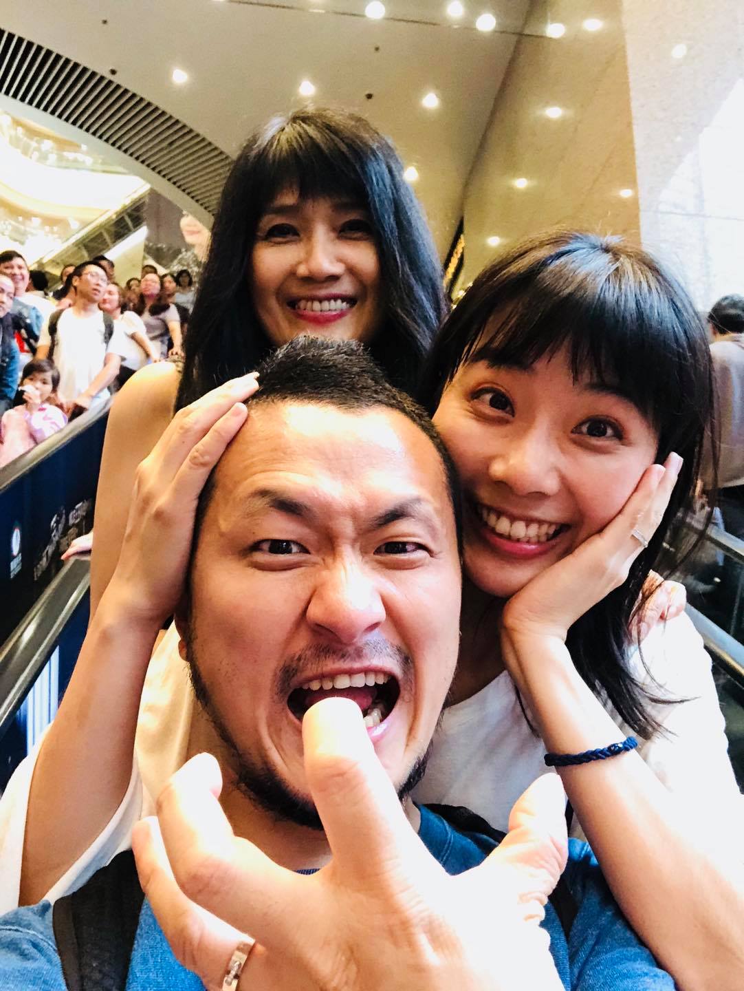 九把刀PO出數張與岳母的合照，一家人感情非常好。 圖：翻攝自九把刀臉書