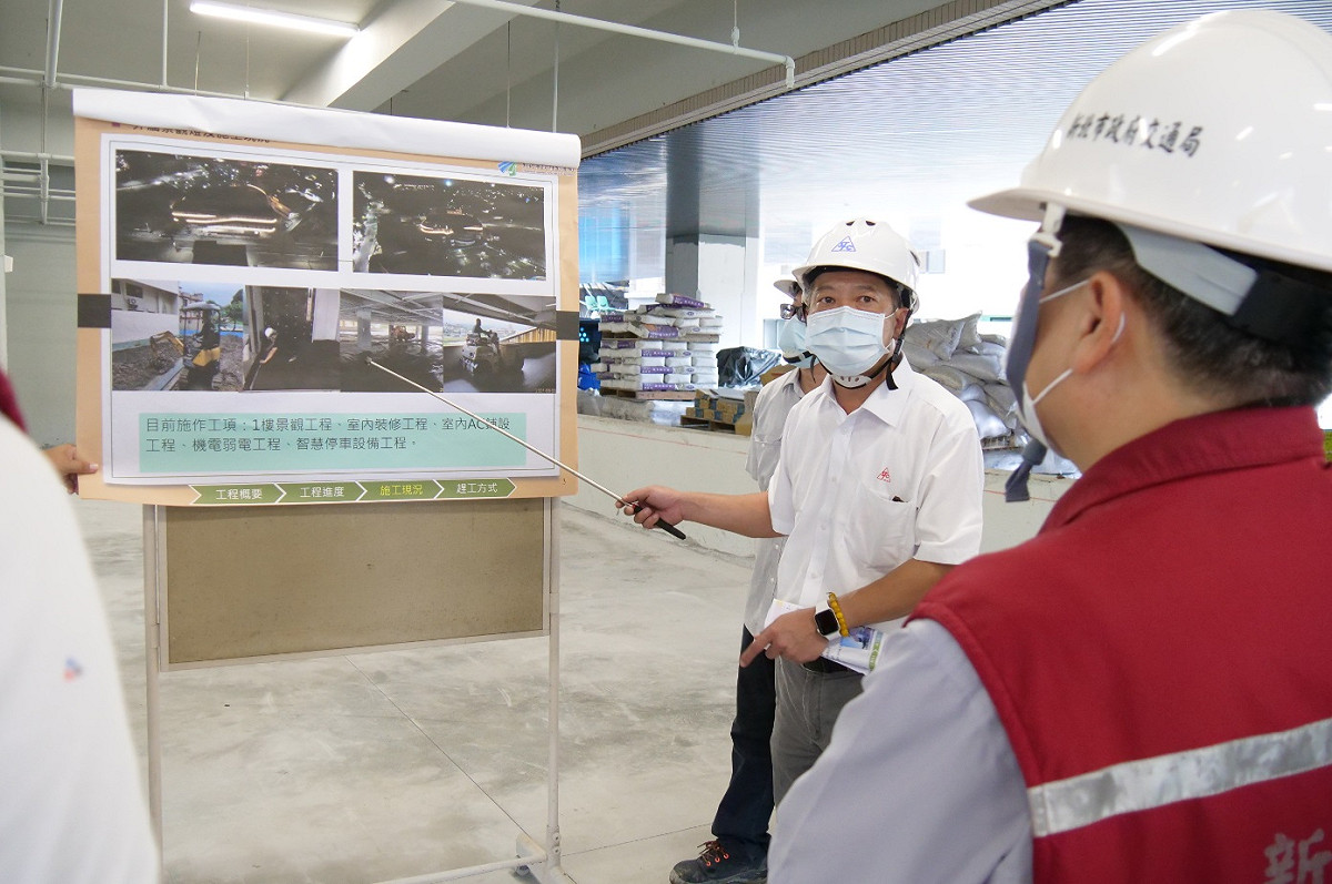 交通局長鍾鳴時前往視察工程進度。 圖：新北市交通局提供