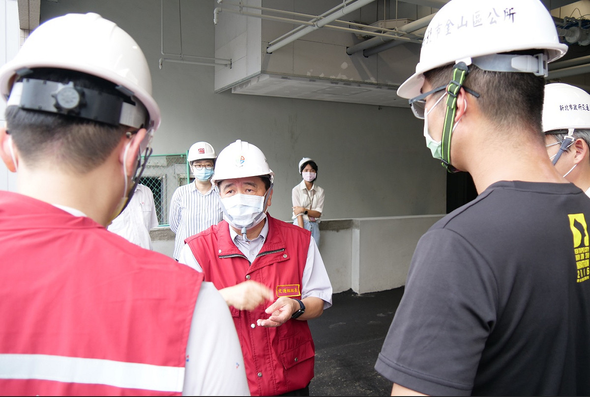 交通局長鍾鳴時昨天下午前往視察工程進度。 圖：新北市交通局提供
