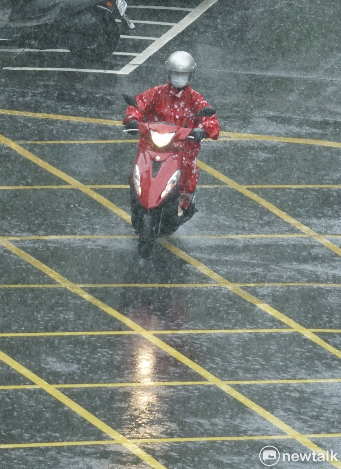 由於午後對流旺盛，氣象局對9縣市發布大雨特報。 圖：張良一/攝