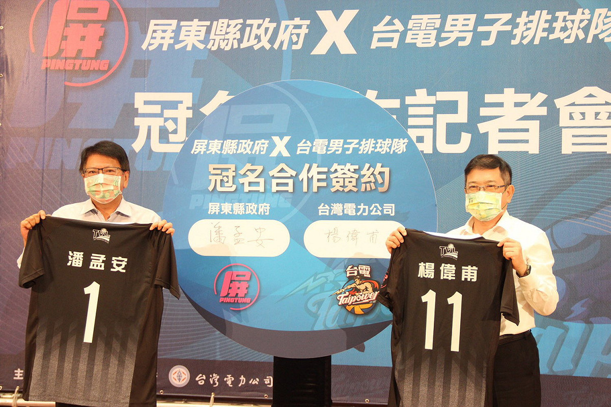 縣東縣長潘孟安(左)與台電董事長楊偉甫。