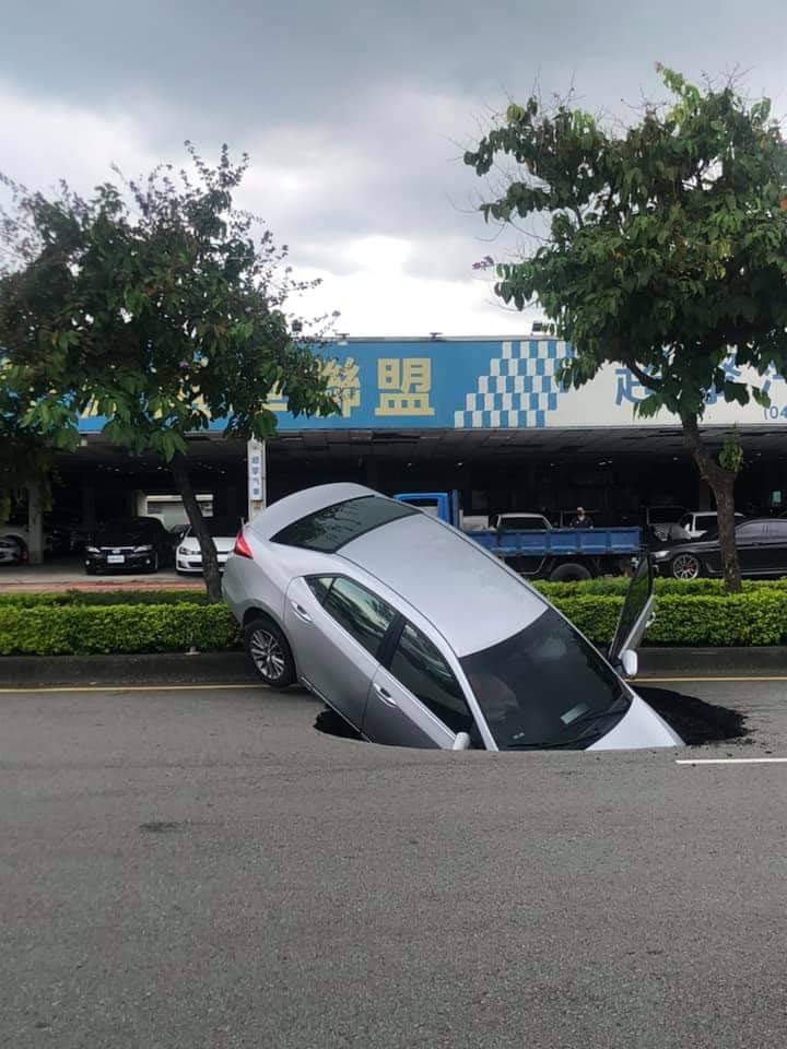 台中市大里區文心南路接近南區路段驚傳出現天坑，有民眾整輛車直接墜入坑中，導致受傷。 樹王里長陳俞樺/提供