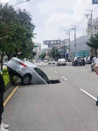 台中市大里區文心南路接近南區路段驚傳出現天坑，有民眾整輛車直接墜入坑中，導致受傷。 樹王里長陳俞樺/提供