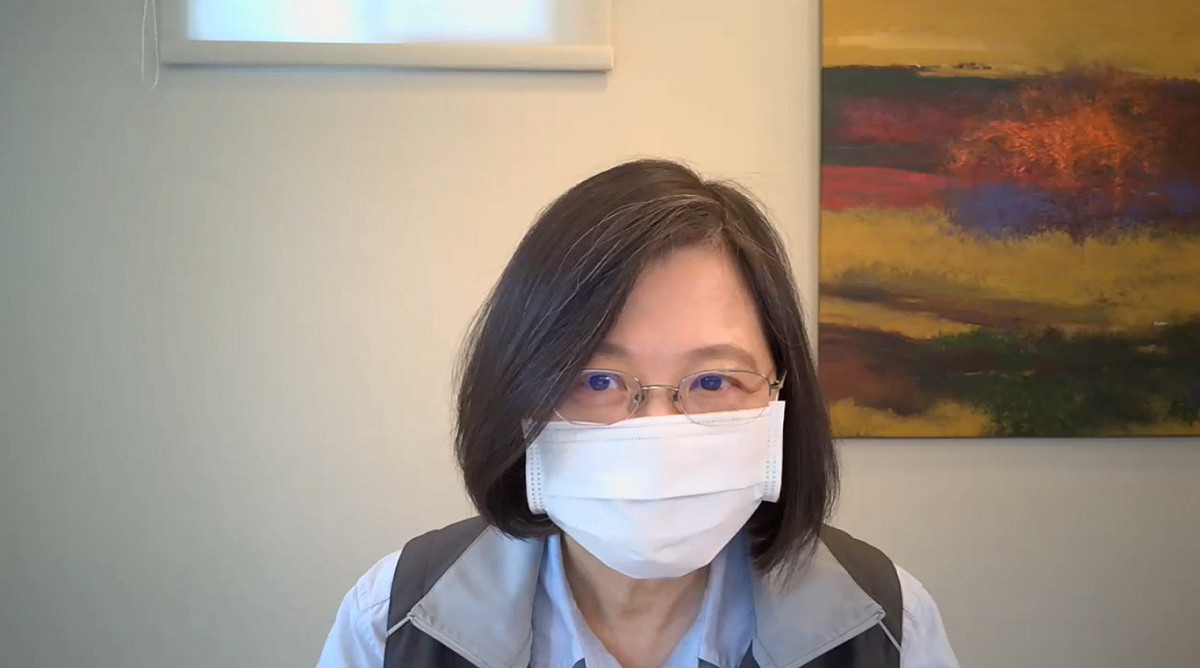 總統府發言人張惇涵今天(22)日表示，總統蔡英文明早(23)日7時30分將至預約地點「台大醫學院體育館」接種高端疫苗，全程開放直播。 圖：民進黨提供(資料照)