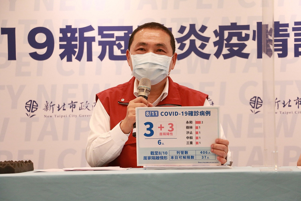 侯友宜說明，永和某社區群聚感染案至今已有5人確診，市府已要求該社區全棟住戶231人、110戶居家隔離，希望盡速找出感染源，阻斷隱形傳播鏈。 圖：林昀真/攝