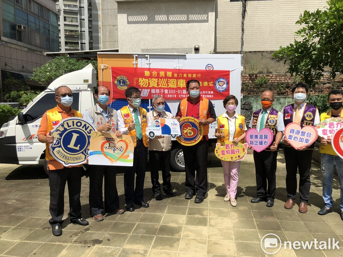 國際獅子會秉持社會公益理念，捐贈一部物資巡迴車給普力關懷協會載運物資，服務弱勢族群，讓愛心和溫暖傳送到更多角落。 圖：黃博郎／攝