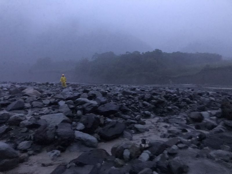 高雄市桃源區「明霸克露橋」遭沖斷，桃源區代表謝宜真11日前往慰問回程時落水，警消出動9車16人前往現場，分為2組人員進行搜救，1組人員於寶來2號橋架設攔截點，另1組人員在南橫公路沿岸搜尋，持續搜救中。 圖：中央社提供