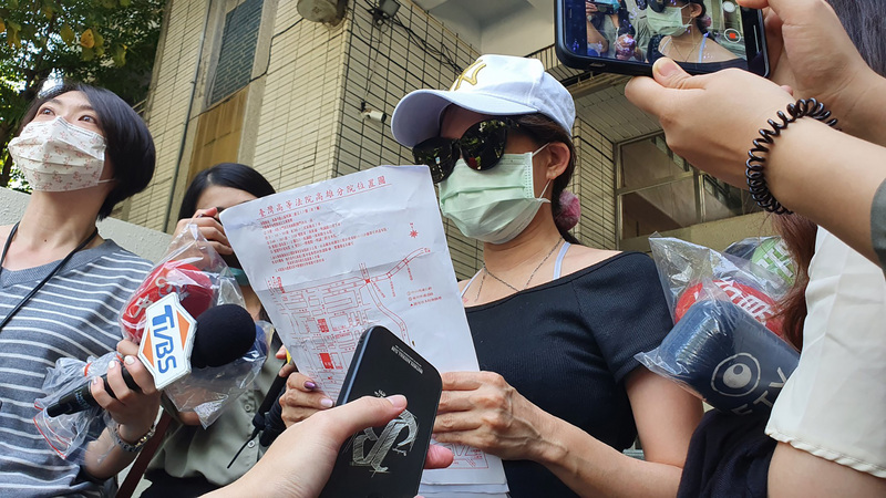 高雄3歲女童與生父鄺姓男子洗車空氣噴槍奪命，女童媽媽鄧姓女子（黑衣者）之前受訪，表示女兒死得相當無辜。 圖：中央社提供