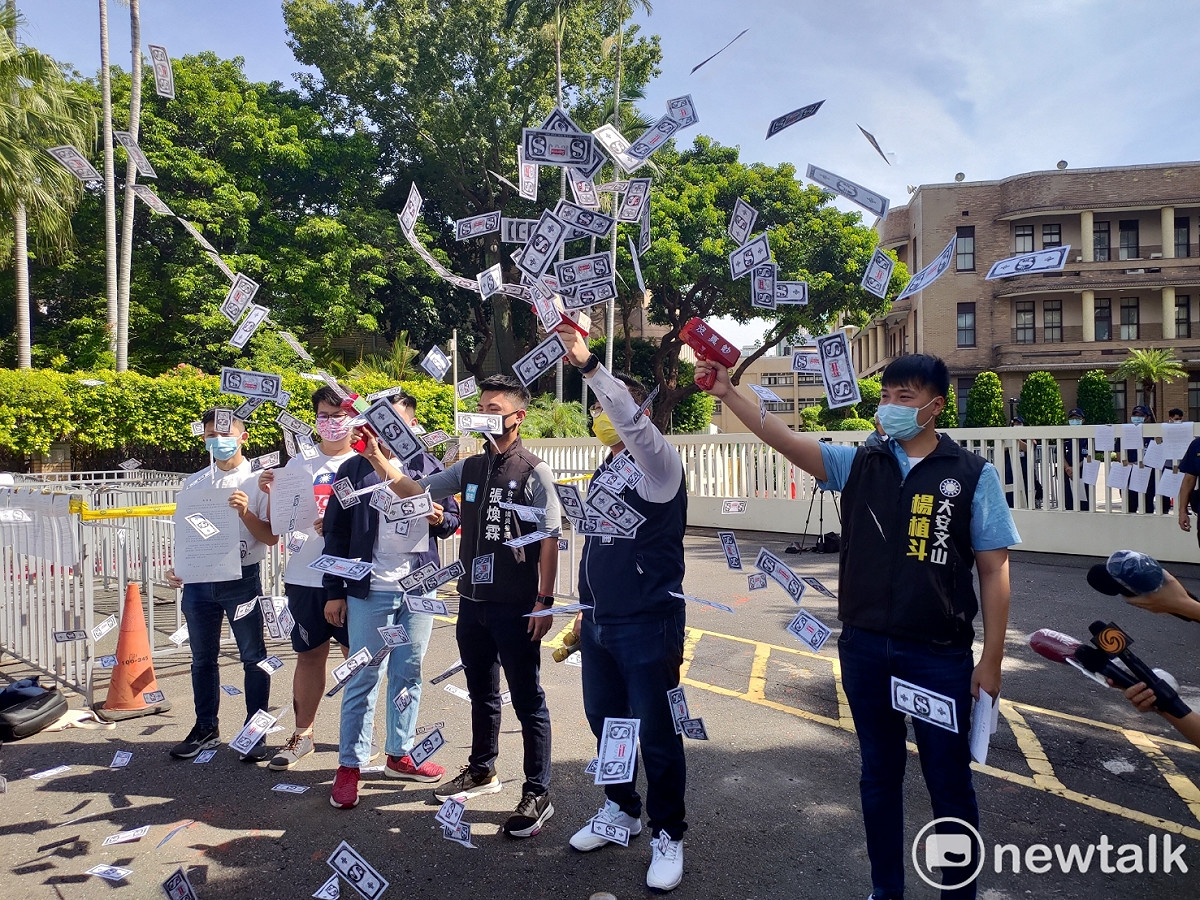 有意參選台北市議員的國民黨青年田方倫、張煥霖、楊植斗等人赴行政院抗議，要求收回五倍券。 圖：黃建豪/攝