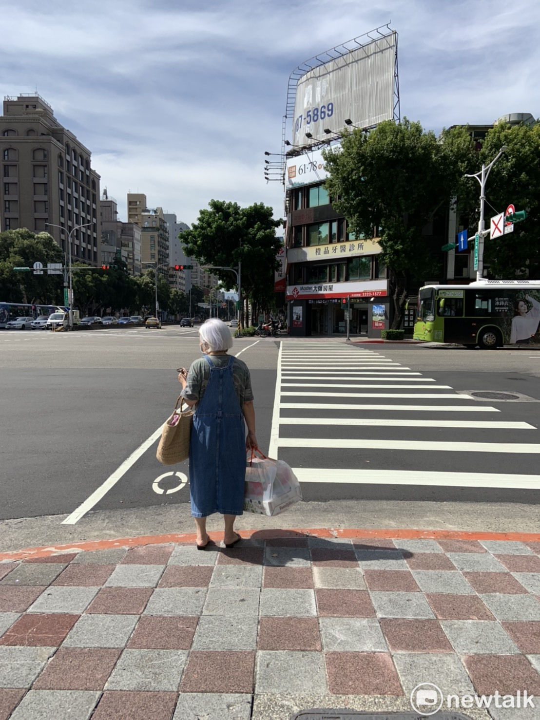 氣象專家吳德榮表示，今日高溫上看36度。 圖：張家寧／攝
