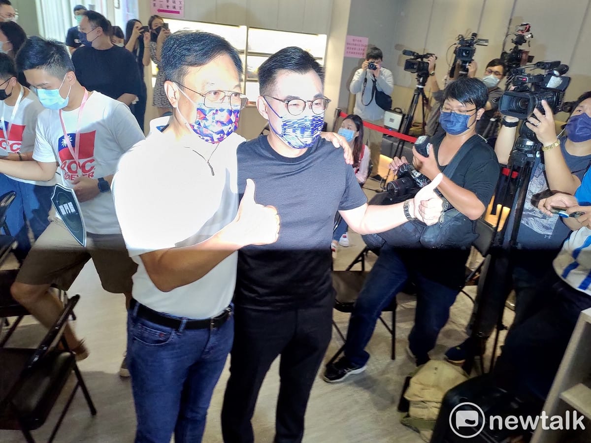 彰化前縣長卓伯源領表參選國民黨主席後，與現任黨主席江啟臣搭肩合照。 圖：黃建豪/攝
