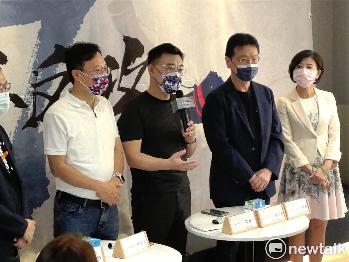 國民黨青年部舉辦青年營活動，促成國民黨主席江啟臣、中廣董事長趙少康與國民黨主席參選人卓伯源同台。 圖：黃建豪/攝