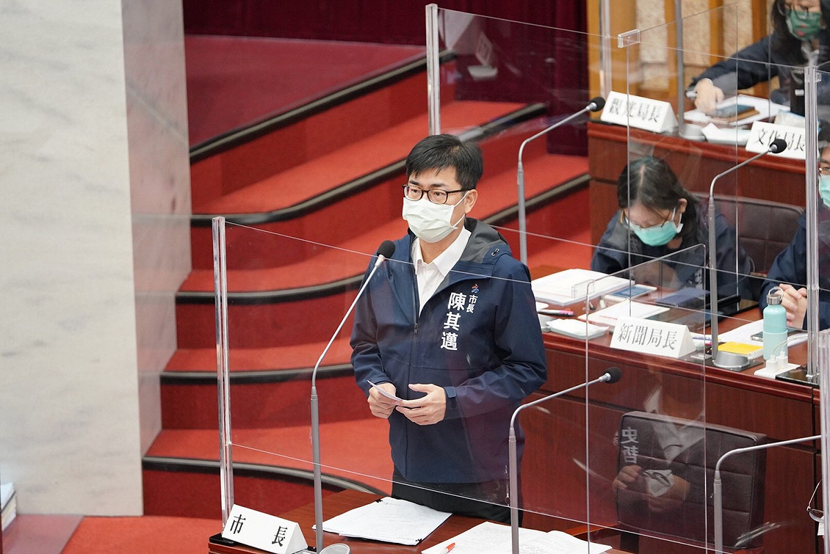 陳其邁在議會答詢。 圖：高雄市政府提供