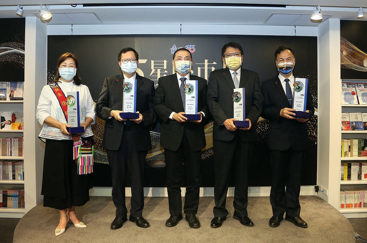 《遠見雜誌》今舉行「2021縣市長施政滿意度調查5星縣市長贈獎典禮」，花蓮縣長徐榛蔚獎(左起)、桃園市長鄭文燦、新北市長侯友宜、屏東縣長潘孟安、連江縣長劉增應親自受獎。 圖:新北市政府/提供