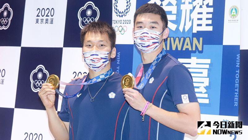 2020東京奧運，台灣羽球代表隊光榮歸國，羽球男雙王齊麟、李洋繳出好表現，為台灣男雙奪得奧運史上第一面金牌。 圖／記者葉政勳攝 , 2021.08.04