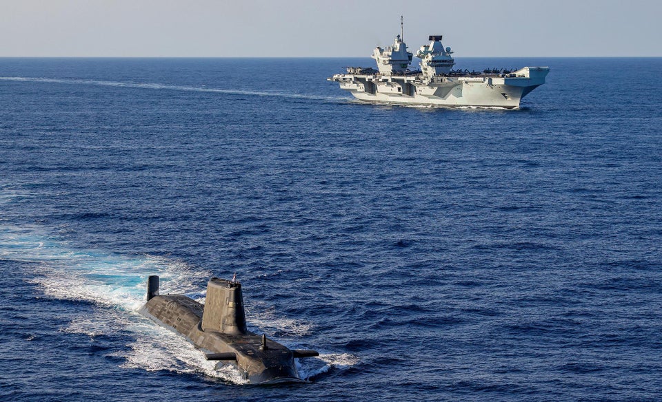 英國海軍「伊麗莎白女王號」航母與核子動力潛艦「機警號(S121)」。 圖：翻攝ROYAL NAVY網頁