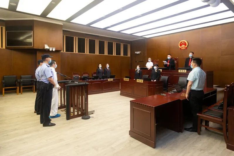 中國工商銀行上海分行前黨委書記、行長顧國明聆聽判決。 圖：翻攝上海一中法院