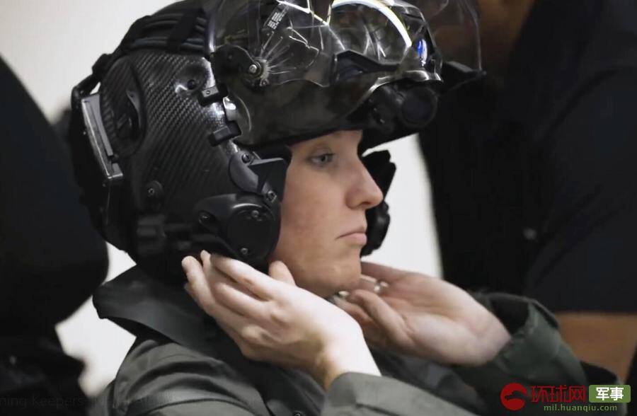 想要擁有一頂美軍5代戰機F-35的專用頭盔，必須準備40萬美金(約台幣1200萬)，約購買一輛「超級跑車」的錢，而且如果「發福」或「更換髮型」恐怕會導致頭盔「不合適」的狀況發生。 圖：翻攝環球網