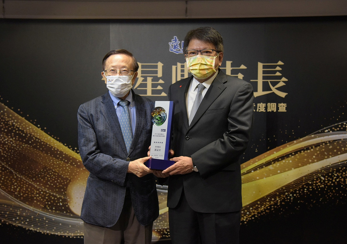 潘孟安(右)自高希均手中接下五星首長獎座。 圖：屏東縣政府提供