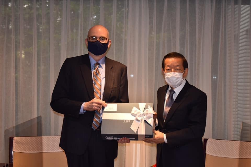 美國新任駐日代理大使谷立言(Raymond Greene)拜會台灣駐日代表謝長廷。謝轉交蔡英文總統致贈的茶具禮盒。 圖：翻攝謝長廷臉書