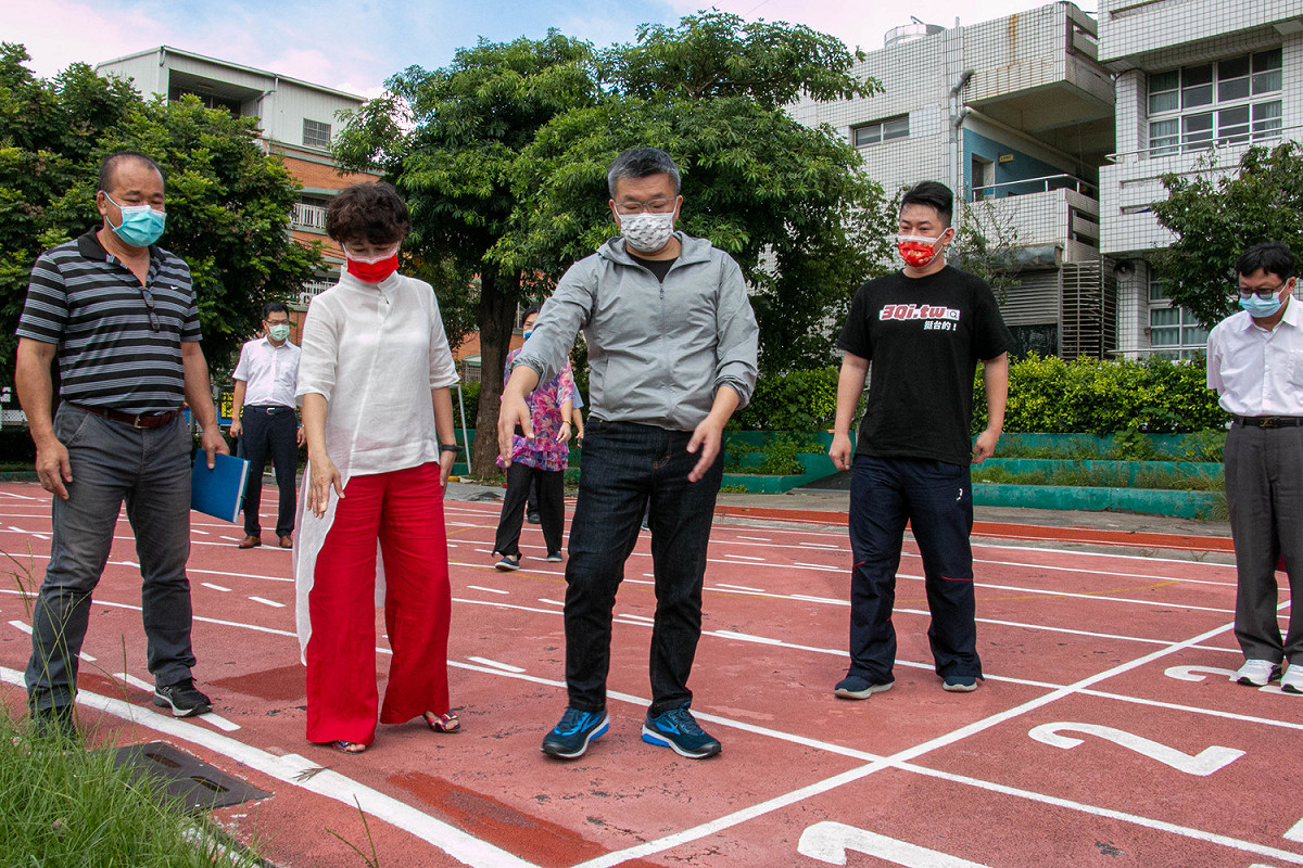 蔡其昌、陳柏惟到大肚山上兩所國小關心設施老舊問題，爭取3000萬元改善經費。 蔡其昌辦公室/提供