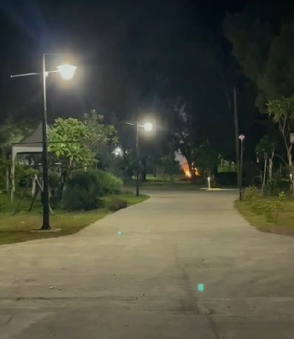 大安濱海樂園豪華露營區沒有遊客時被居民拍到升起營火，懷疑是焚燒事業廢棄物。 台中市議員施志昌/提供