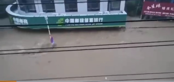 湖北隨州市11日、12日又降下破紀錄暴雨，柳林鎮大水還淹至約二樓高度，造成至少21人死亡。 圖：翻攝微博