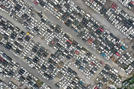 中國河南省鄭州市一處停車場，停滿因為720洪災損壞的泡水車，儼然汽車墳場。 圖：翻攝自《南方日報》微博