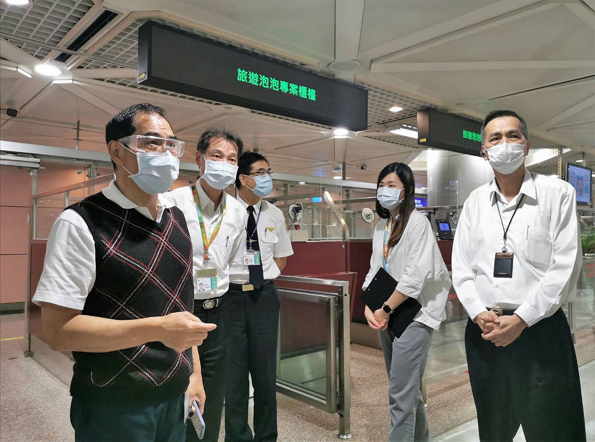 機場公司人員檢視台帛安全旅遊重啟作業流程。 圖：桃園機場提供