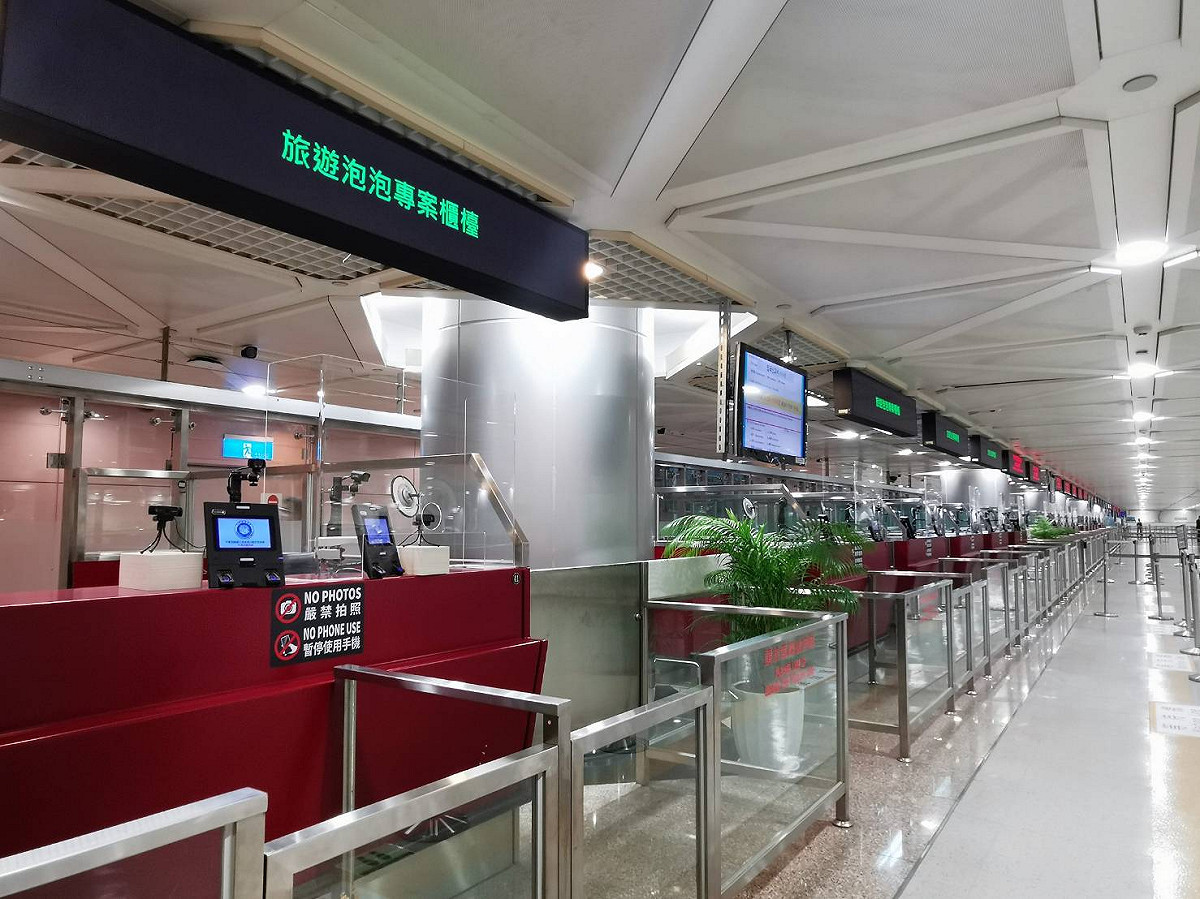 機場公司安排專屬入境證照查驗櫃檯供台帛旅遊泡泡旅客使用。 圖：桃園機場提供