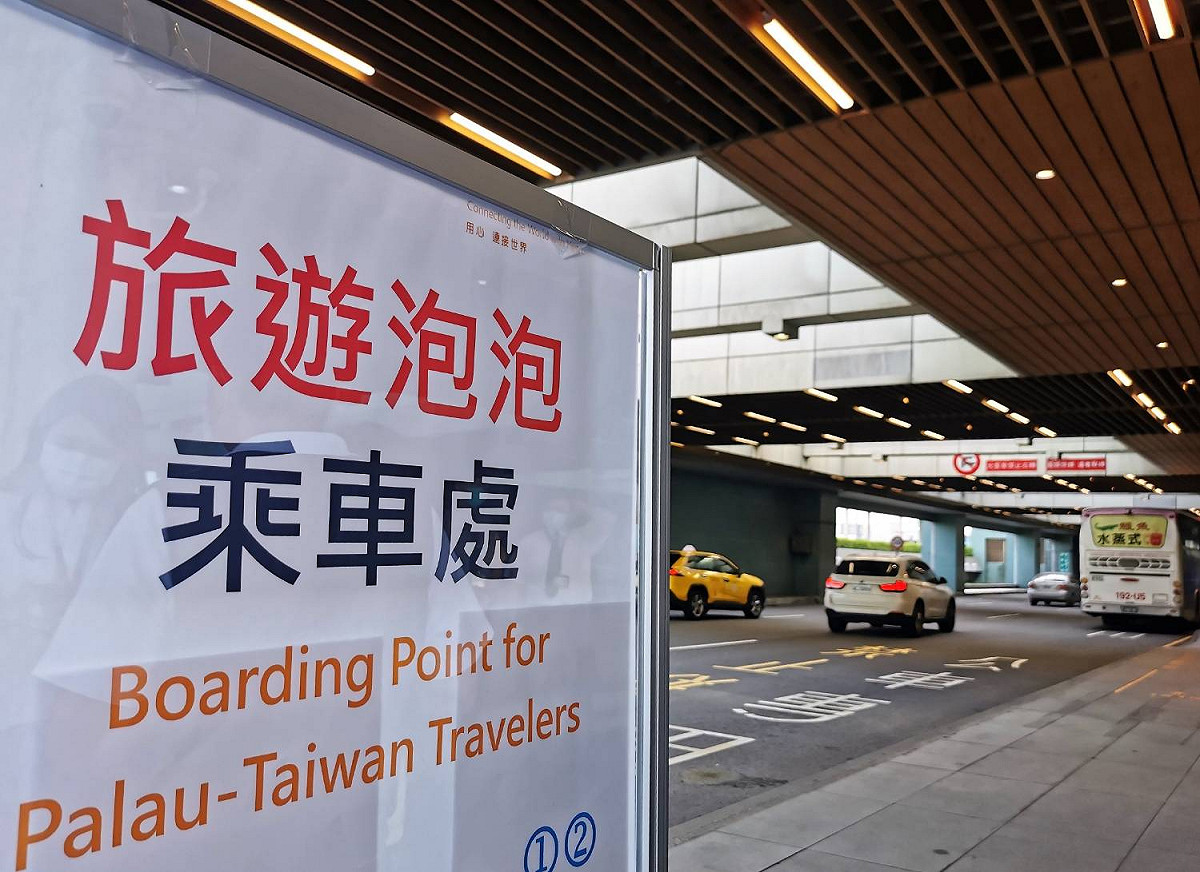 機場公司規劃台帛旅遊泡泡旅客專屬通道並設置相關告示。 圖：桃園機場提供