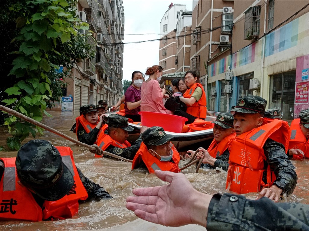 中國湖北省隨縣柳林鎮遇極端強降雨，洪水造成當地8000餘人受災，21人死亡、4人失聯。 圖：翻攝中新社