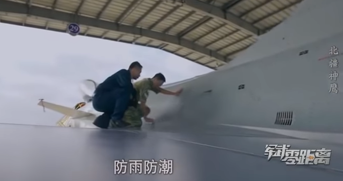 央視軍事節目《軍武零距離》中，無意透露了「殲-10B」怕水的秘密。 圖: 翻攝自Youtube/軍迷天下