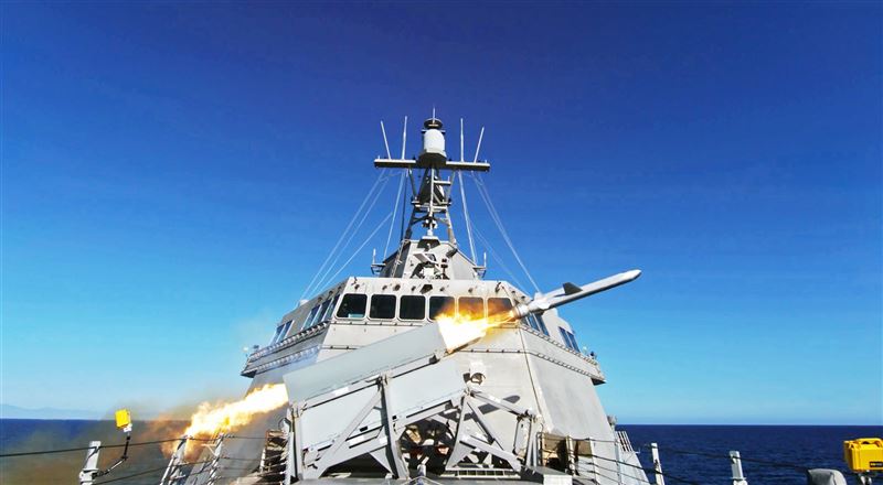 美軍濱海戰鬥艦射擊「海軍打擊導彈」(NSM)。 圖：翻攝DVIDS官網