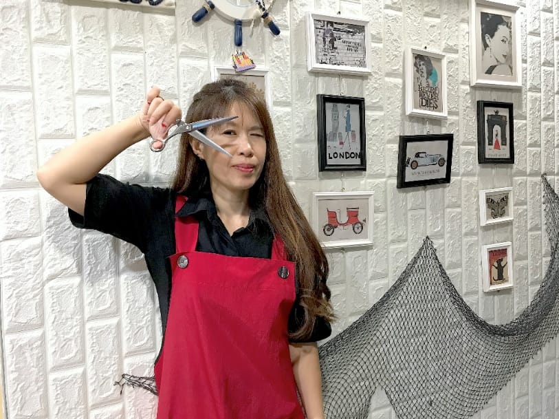 單親媽媽姿慧運用專業技能，開百元快剪店養家。 圖：新北市勞工局提供