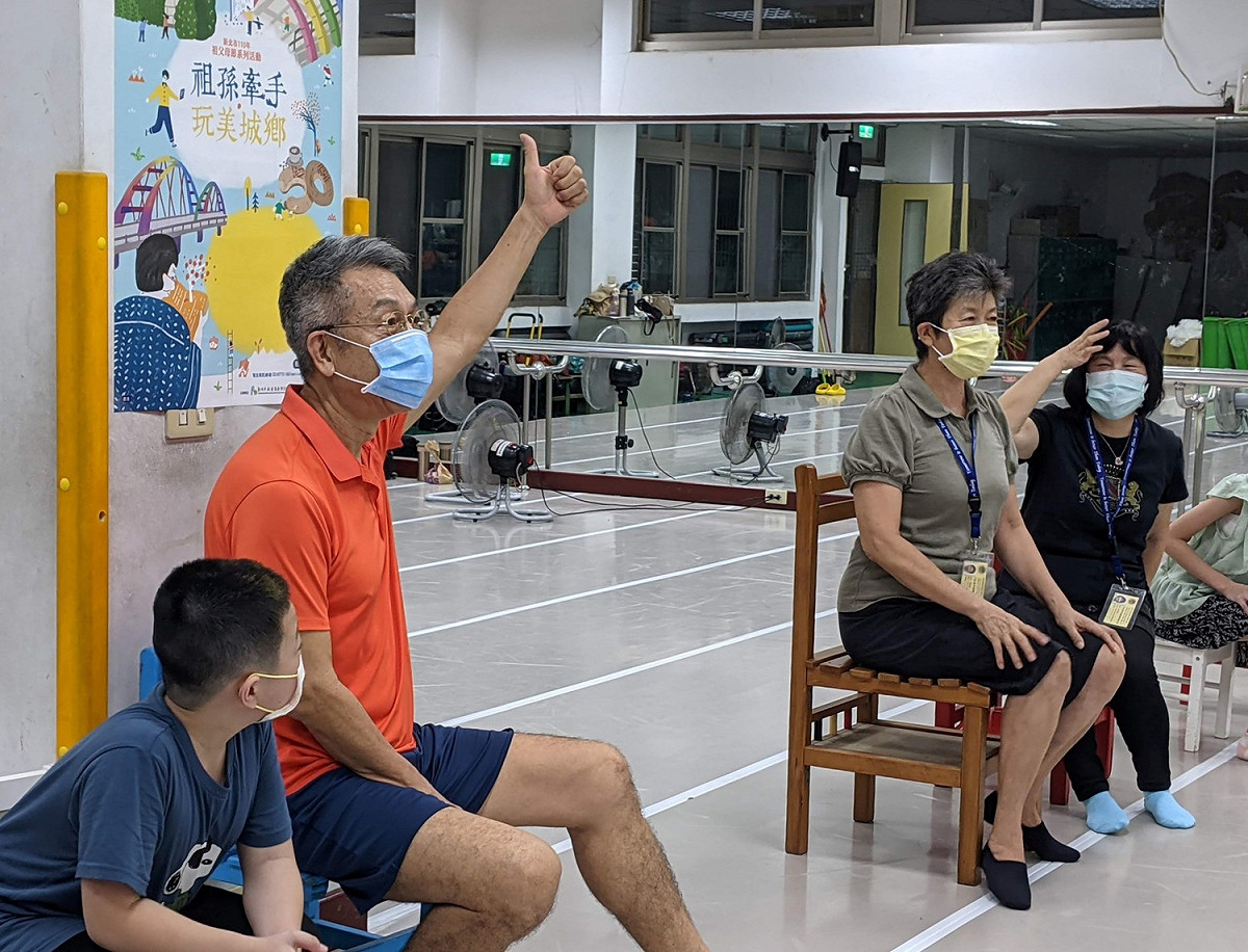 「長者生命故事班-跨世代交流-生命劇場演出」，以戲劇方法，發掘及整理長者的生命故事，用口述的方式傳遞給年輕世代。 圖：新北市教育局提供