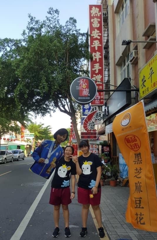 國中畢業旅行時，同學扛著羅嘉翎的人形立牌帶她去旅行。 圖：新北市教育局提供