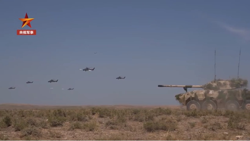 中俄在寧夏舉行的「西部協作2021」聯合軍演，13日進行陸空聯合實兵火力演練。 圖：擷取央視軍事微博