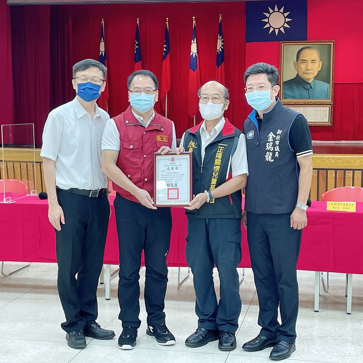 金瑞龍與正隆關懷兒童基金會一起送暖，捐贈環保防疫隔板2萬500片到14所中和區國中小學，共同關心學生們的健康，齊心協力防範疫情入侵。 圖：新北市議員金瑞龍服務處提供