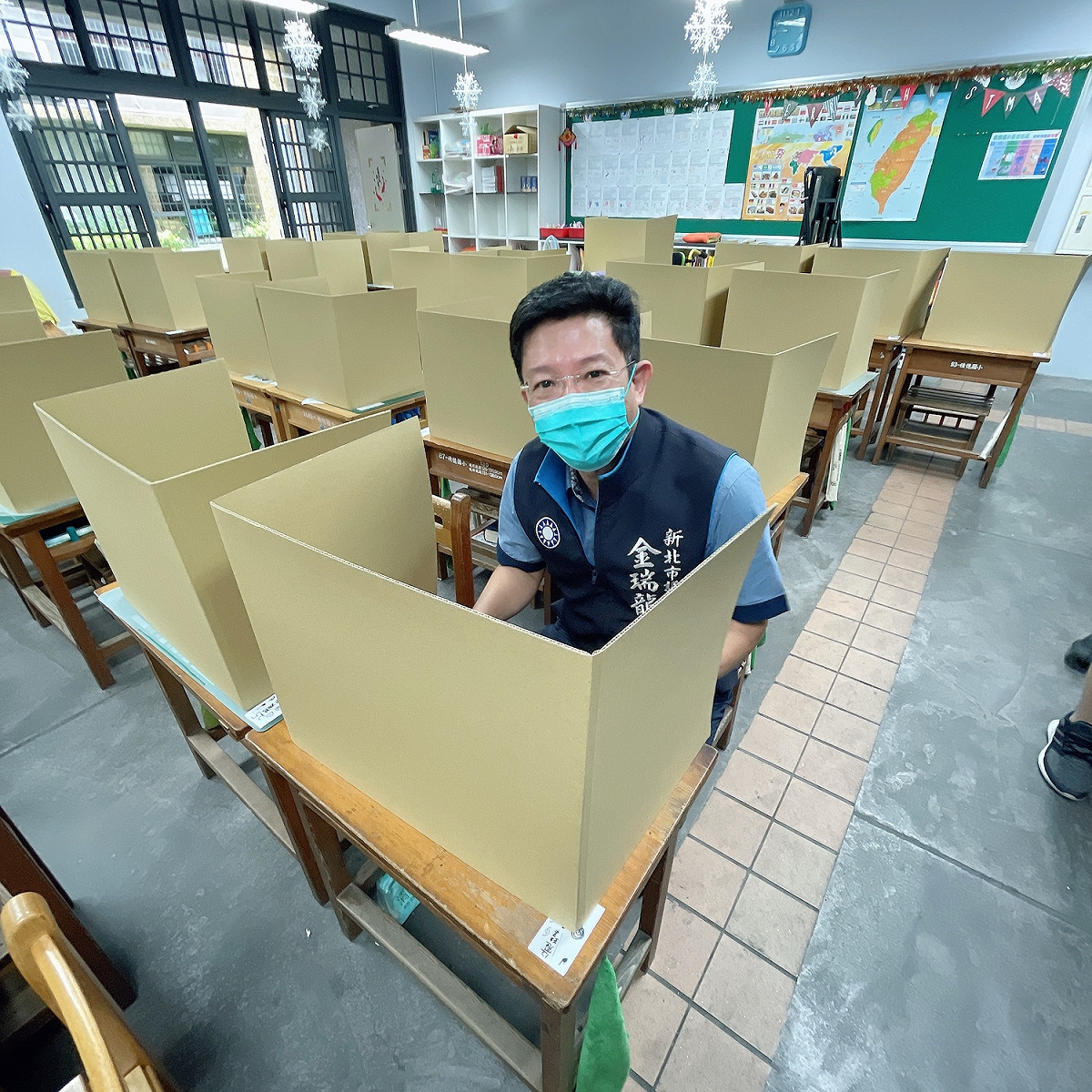 金瑞龍深知疫情傳播最為廣泛的管道為飛沫傳染，因此在學生回歸校園前聯合正隆關懷兒童基金會主動聯繫14所中和區的國中小學，提出捐贈環保防疫隔板以保障學子們的安全。 圖：新北市議員金瑞龍服務處提供