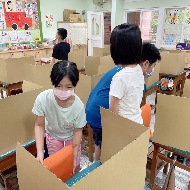 研究指出新冠病毒在紙板的停留時間相較塑膠壓克力等材質更短，且容易回收，兼顧防疫安全與環保。 圖：新北市議員金瑞龍服務處提供