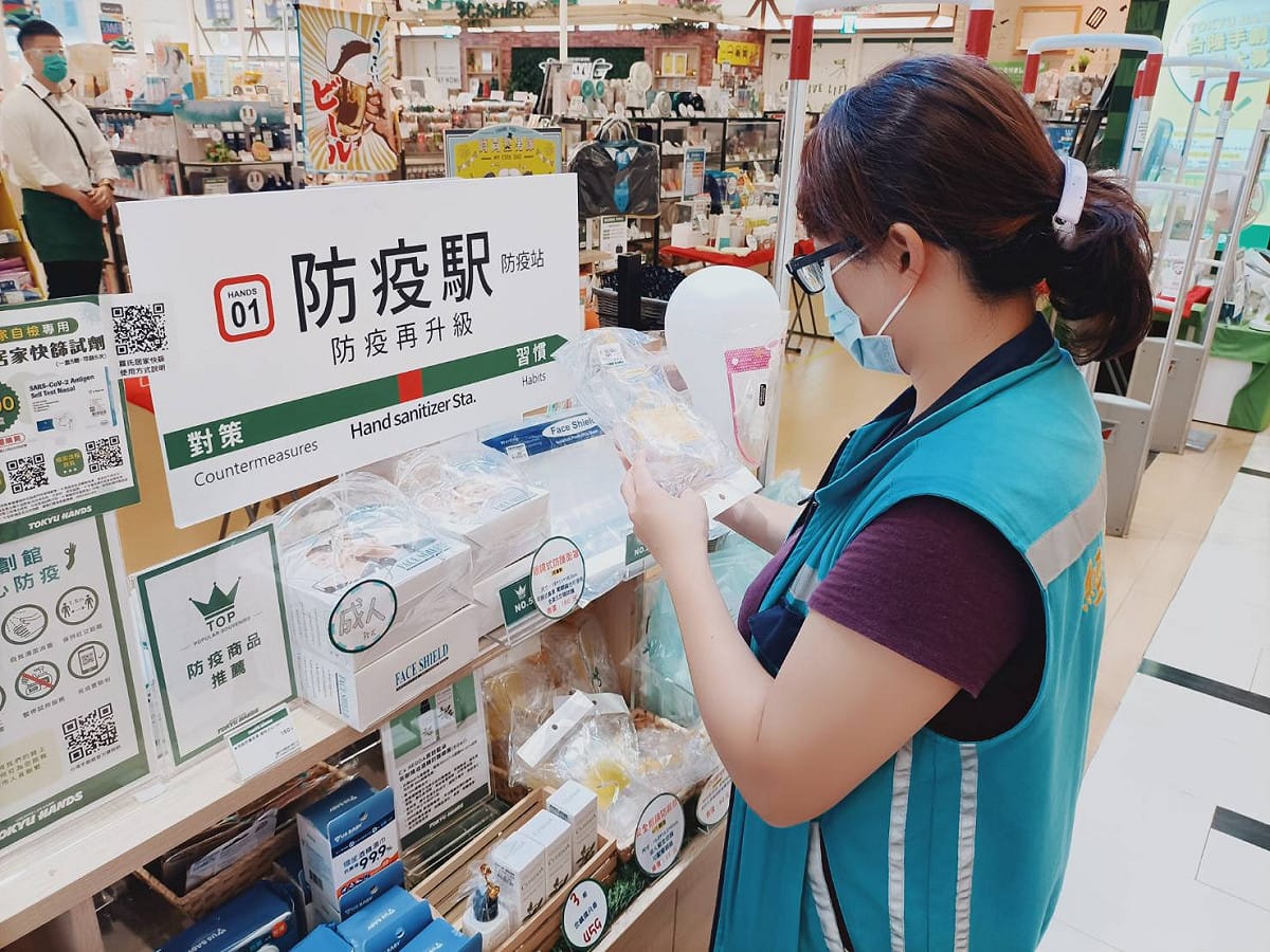 新北經發局特別針對市面上防疫商品辦理專案抽查，包括一次性與重複性使用口罩、防護面罩、護目鏡、酒精性清潔疫、消毒設備等商品，總計抽查255件。 圖：新北市經發局提供