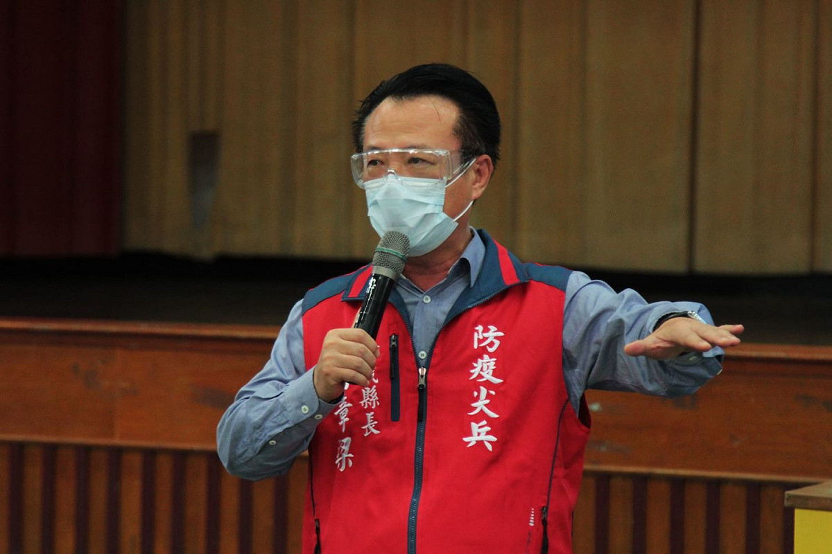 嘉義縣長翁章梁今（13）日到嘉義縣東石國小視察疫苗施打。 圖：嘉義縣政府／提供（資料照片）