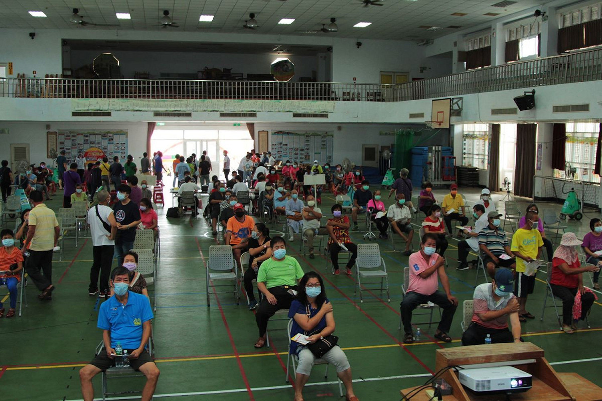 卓冠廷列出數據指出，嘉義市竟然造冊了超過自己公務人員總額的人數。 圖：嘉義縣政府提供