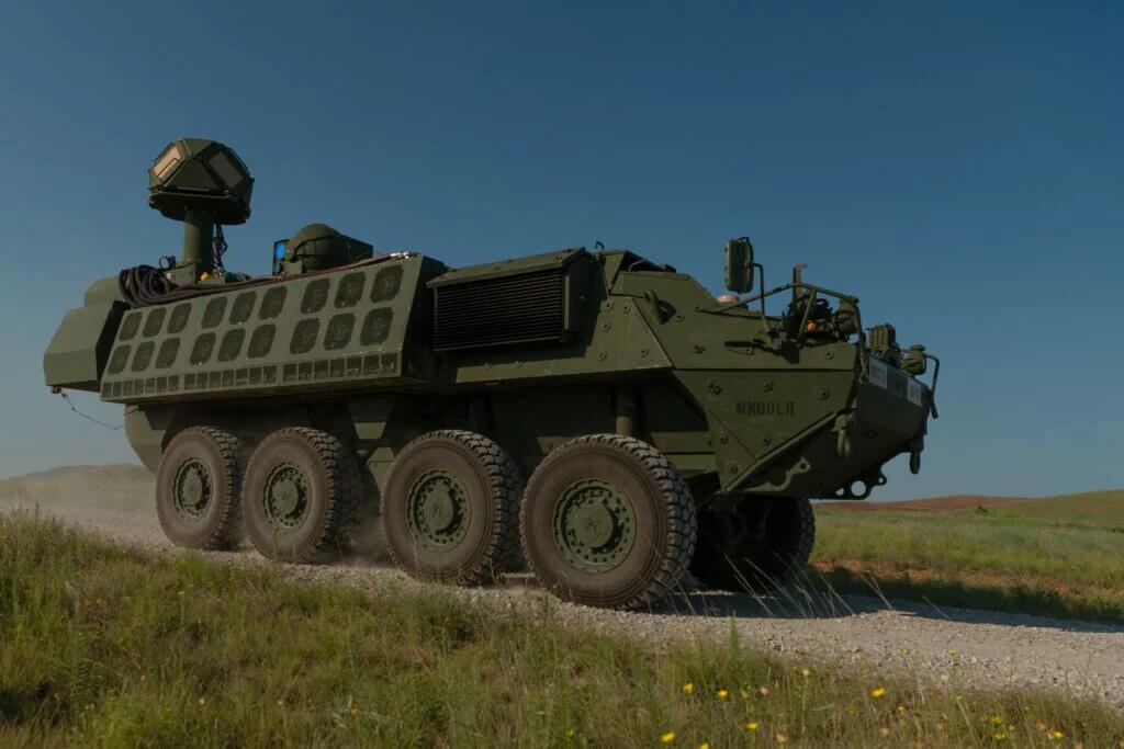 美軍安裝「DE M-SHORAD」系統的史崔克裝甲車。（示意圖） 圖：翻攝環球網（資料照片）
