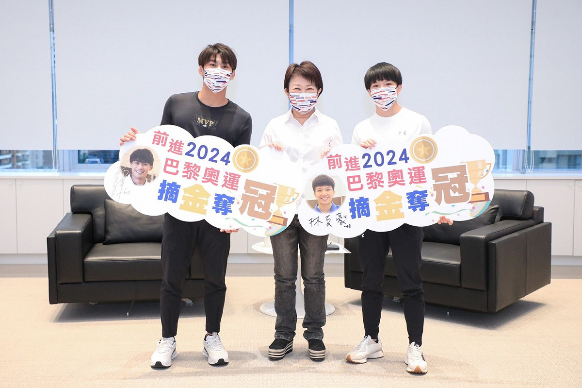 台中市長盧秀燕頒贈總計220萬的激勵金給兩位選手外，也期勉他們再戰2024巴黎奧運，為國爭光。 圖：台中市政府提供