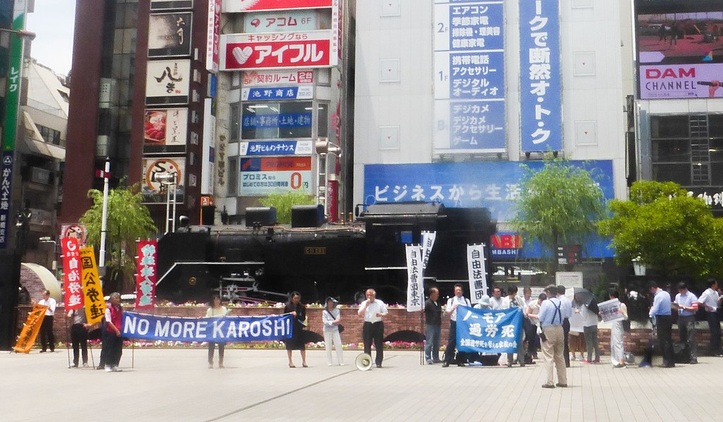 日本過勞死嚴重，引起社會反彈抗議，日本政府也介入。 圖：Nesnad提供／版權規定：CC BY-SA 4.0